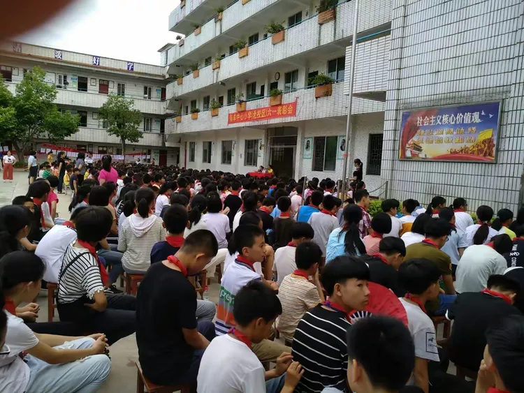 南丰镇中心小学北校区庆祝"六.一"儿童节表彰会及游园活动剪影