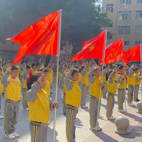 “喜迎二十大，争做好队员”——于都县第三小学2022年二年级第二批新队员入队仪式