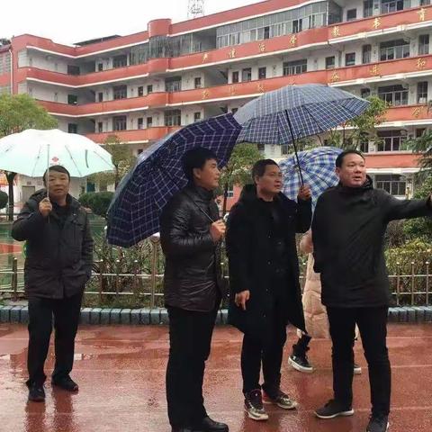 张斌局长一行冒雨莅临我校指导开学工作
