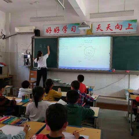 龙湖镇柏树刘小学《笔尖的艺术》社团，走进三一班，师生共同来画了同学们喜爱的懒羊羊。