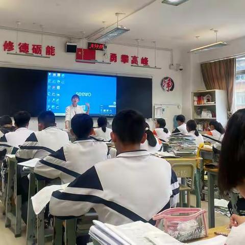 盘龙区进修学校教研员到我校初中语文教研组指导工作