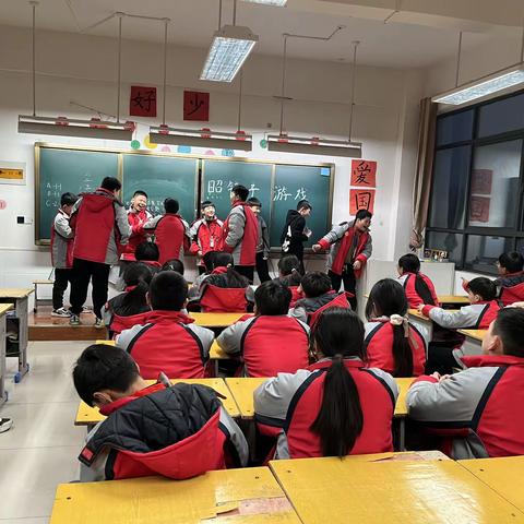 民权县育才学校（小学部）六年级“照镜子”游戏活动