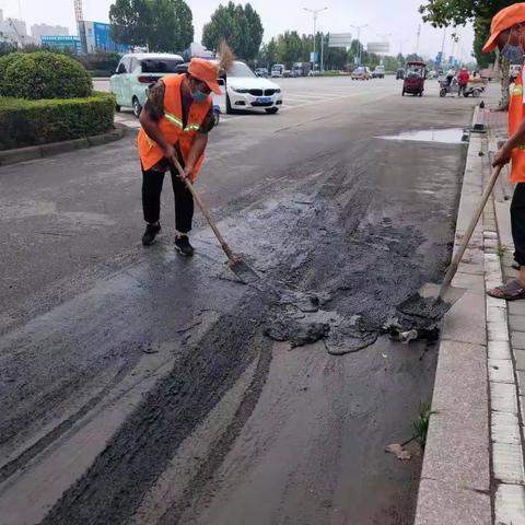 暴雨过后，环卫工人清淤忙