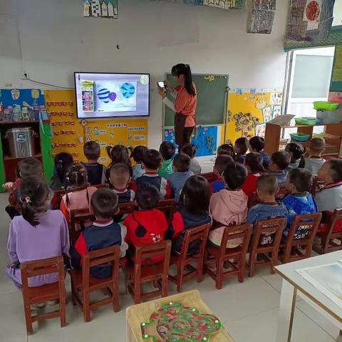 校椅镇东圩育苗幼儿园中班半个柠檬美术《彩云之上》