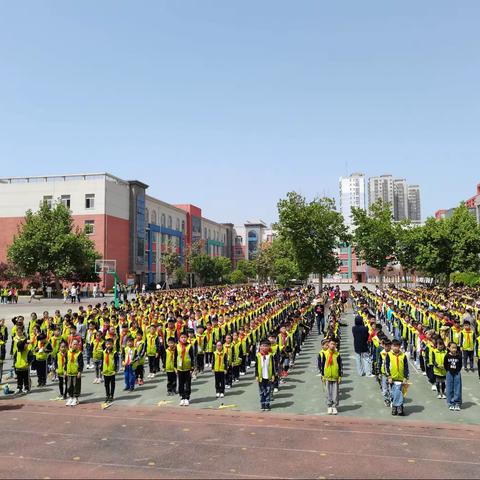 北辛街道中心小学三四年级期中考试表彰大会