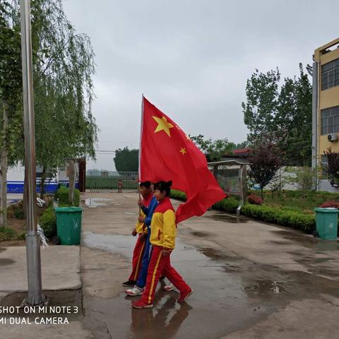 马营镇育才小学少先队以书香校园为主题的升旗仪式