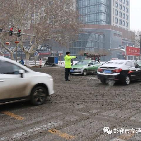 终于可以陪你一起“白头”！渚河交警雪中掠影温暖身边的你