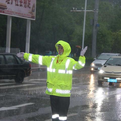 【我们不一样】邯郸交警渚河大队暴雨执勤纪实：勇担责任 毅力坚守