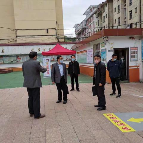 陈生良局长深入五中调研线上教学工作