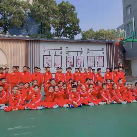 武术强筋骨 雏鹰展风采 ———梅湾小学三（1）班武术操表演纪实