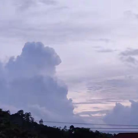 今晚的天空是灰色调，是否预示着明天是暖阳悬空!心向美好，处处是希冀的光!