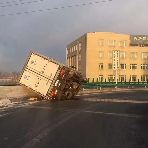 多部门协作全力以赴，沉着冷静处理突发事件