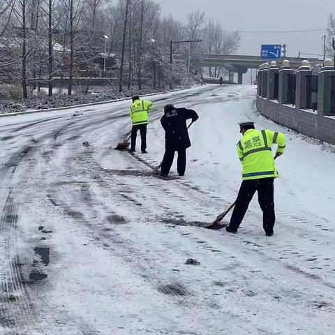 雨雪天气，耀州交警在路上，为人民出行保驾护航