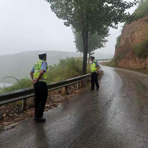 【铜川公安】耀州交警雨后排隐患，群众安全出行放心间