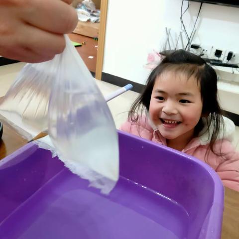 新狮街道中心幼儿园中一班何伊辰科学小实验【滴水不漏】
