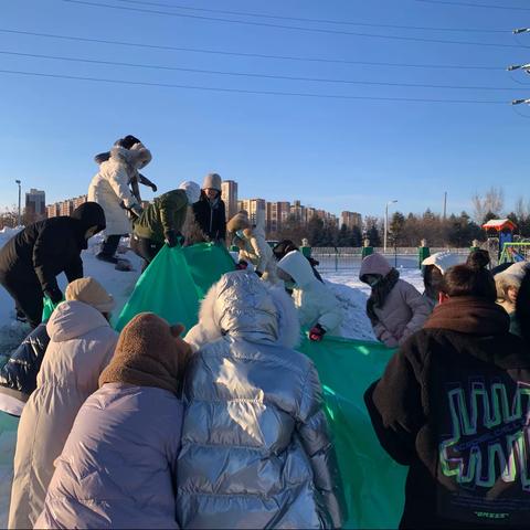 冬季冰雪大世界—党员冲锋在前来铺路