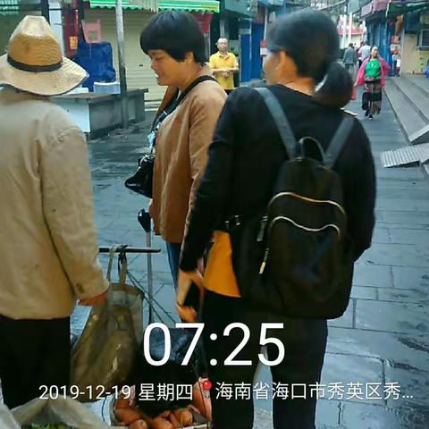 2019年12月19日！秀海社区网格员林佩春与15号网格员陈莹莹联动城管整治秀英小街市场流动商贩占道经营现象