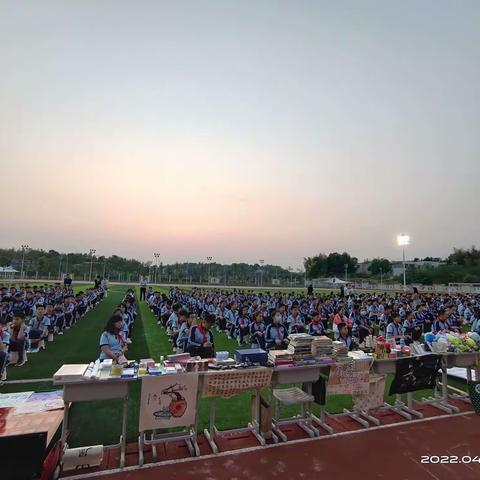 遇见春天 ，爱满校园——天易中学2111鸿鹄班爱心义卖活动纪实