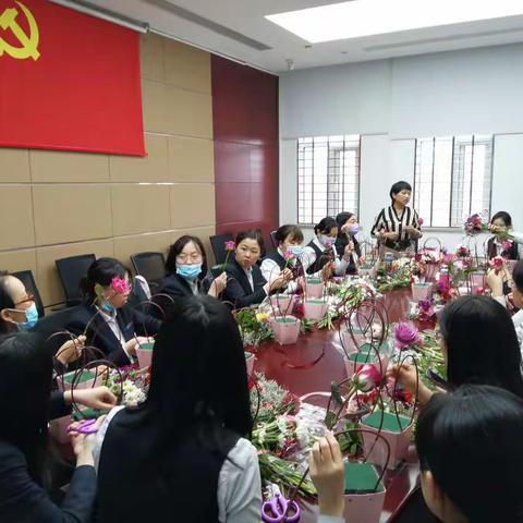 天津滨海农商银行第三中心支行庆祝三八妇女节女职工插花活动