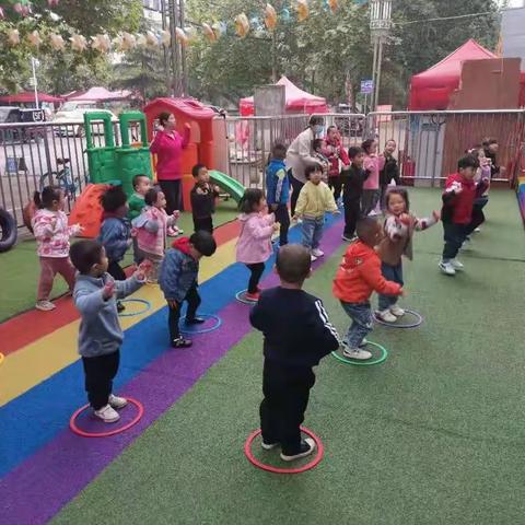 为了让家长更好了解幼儿的一日生活学习情况，秦都阳光艺术幼儿园4月23日开展家长开放日，更好的增进家园共育。