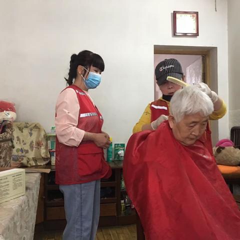 龙灯社区开展端午节前上门理发服务活动