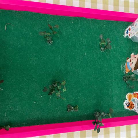 地直幼儿园小二班生活区游戏《它喜欢吃……》