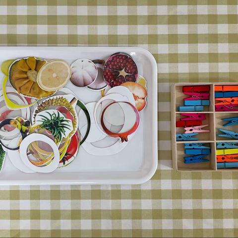 地直幼儿园益智区游戏《水果相对应》