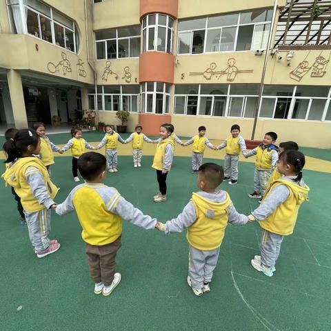 中二班传统游戏及创新玩法——桃花朵朵开