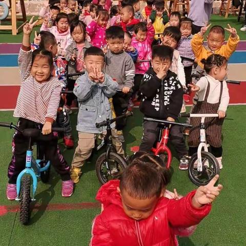 【雨童幼教】雨童五幼小二班“大手牵小手，一起来加油”春季对列对形及体操表演！