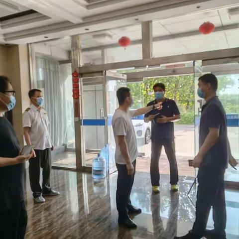 交建中心办公室主任王飞一行到肥乡收费站督导检查防疫工作