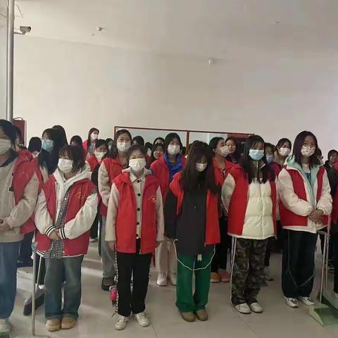 “同心同德建设美好校园，弘扬青年志愿者精神”——周口幼儿师范学校开展志愿者卫生清扫活动。