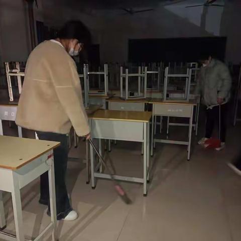 "建设美好校园，弘扬青年志愿者精神"——周口幼儿师范学院开展志愿者清扫流动教室活动