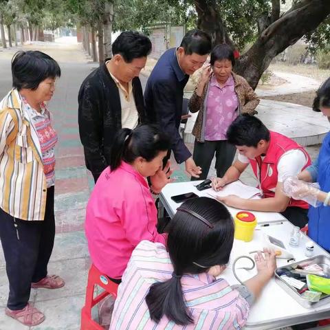 入学村网格员协助开展免费义诊筛查工作