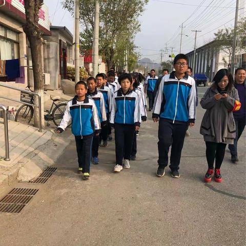 新城子中学参观“文化根.民族魂.中国梦”北京市金帆书画院密云分院首届中小学生书画展