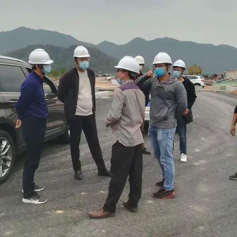 建设中心张嵩副主任、坪山部翟部长到聚龙路道路工程调研