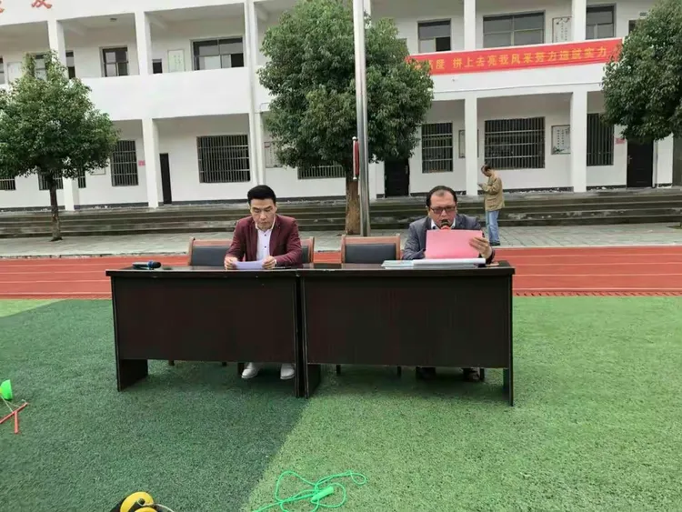 柳林乡中学开展"书香班级,文明寝室,最美卫生区"综合评比活动