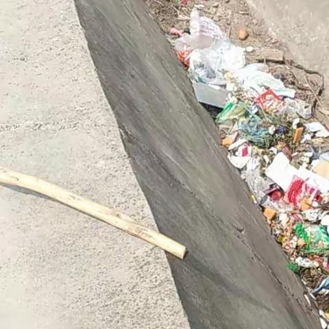 清理沟渠垃圾，推进环境整治
