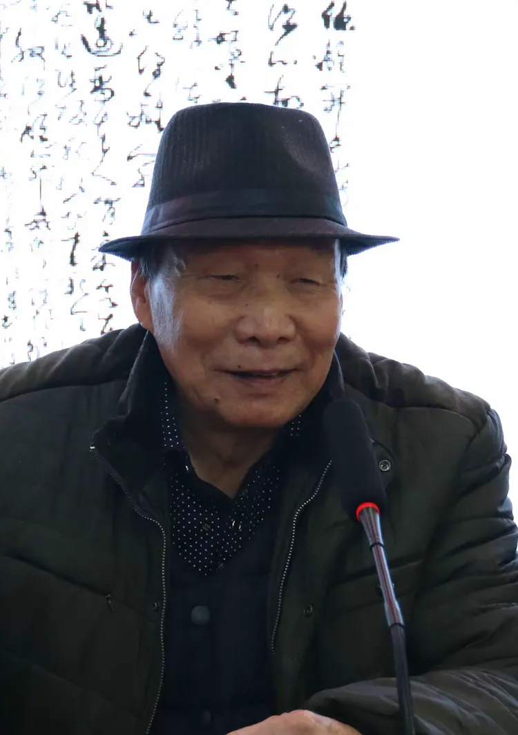 崔志广合影留念即将赠送给雷锋纪念馆的书画作品张店区学会边崇顺同志