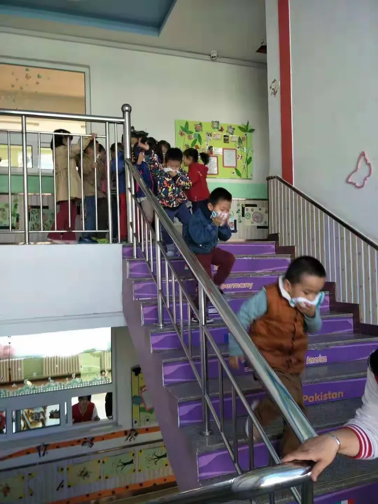 通过此次紧急疏散演练，师幼们又增长了火灾、地震逃生安全常识，熟悉了地震来临时疏散的路线、方法，逐