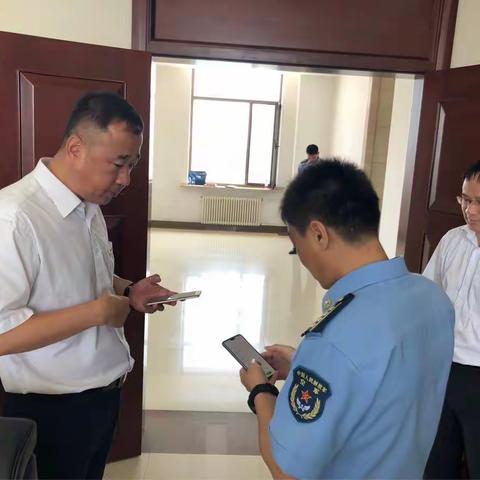 工商银行沈阳分行行长助理周强带领沈河支行到北部战区空军机关为首长办理二代军保卡相关业务