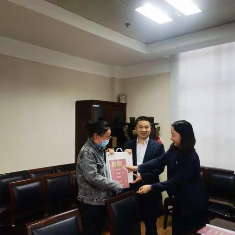 荣耀时刻--港闸支行对产品大单销售人员进行激励