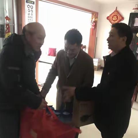 港闸支行组织开展特困职工结对帮扶活动