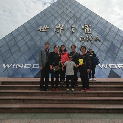 南越千年事，兴怀一旦来。歌钟非旧俗，烟月有层台。广东游记