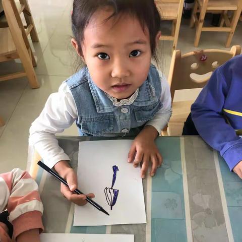 中四班11月主题之“伞花朵朵开”