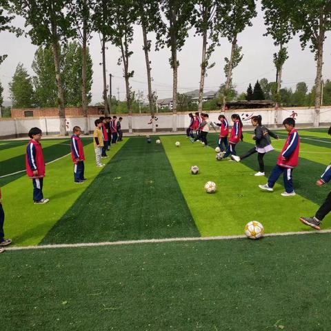 会里小学足球队进行常态化训练⚽️
