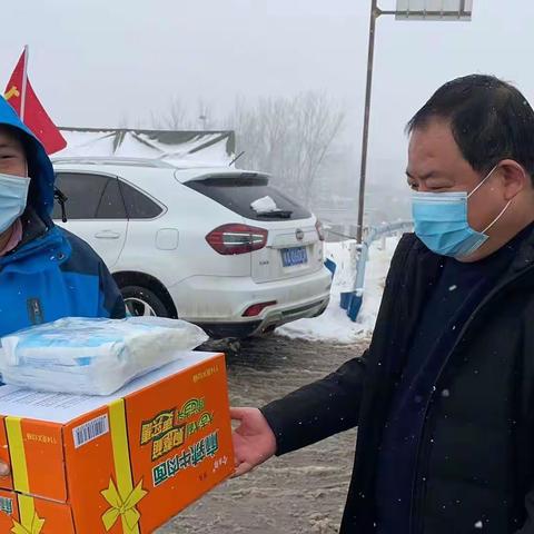 风雪中的坚守  寒冬里的暖阳