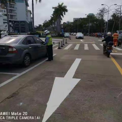 海口交警龙华大队对海口湾及世纪公园周边路段交通乱像持续整治。
