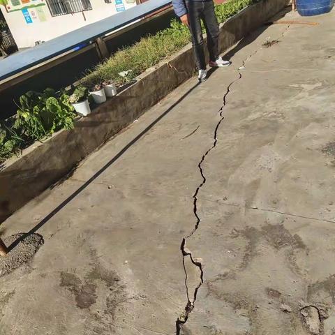 “送课本回家”——拉伯乡中学地震后“停课不停学”