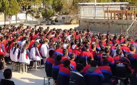 拉伯乡中学——地震后的新学期