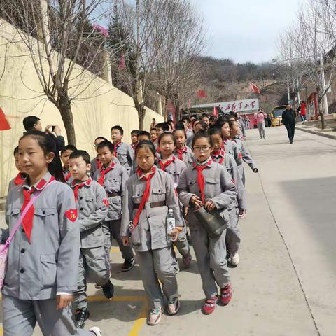 刘志丹红军小学开展“手拉手同走长征路，心连心共圆中国梦”远足活动。